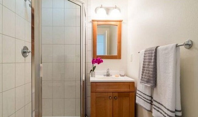 Building Photo - 2 Bed, 2.5 Bath Townhouse with 330+ Sq Ft of Commercial/Studio Space
