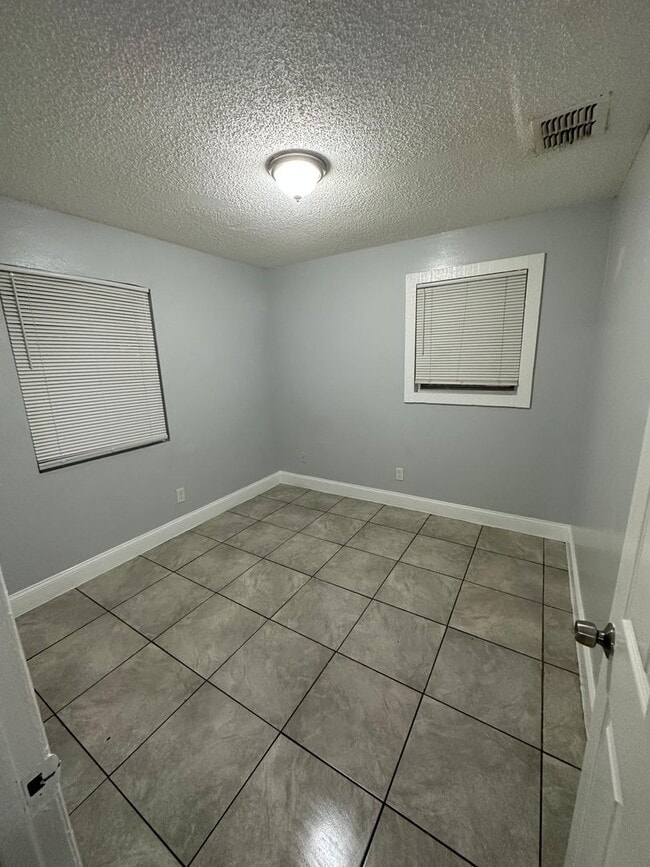 Building Photo - Fully Renovated 3/1 Single Family Ready for Move In!!!