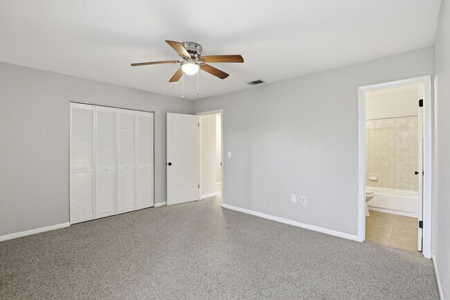 Building Photo - Southfork Oaks Condo