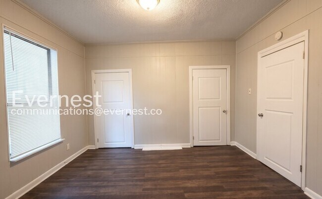Building Photo - 3-Bedroom Home with Off-Street Parking / Pet-Friendly / Vouchers Accepted / Available Now!