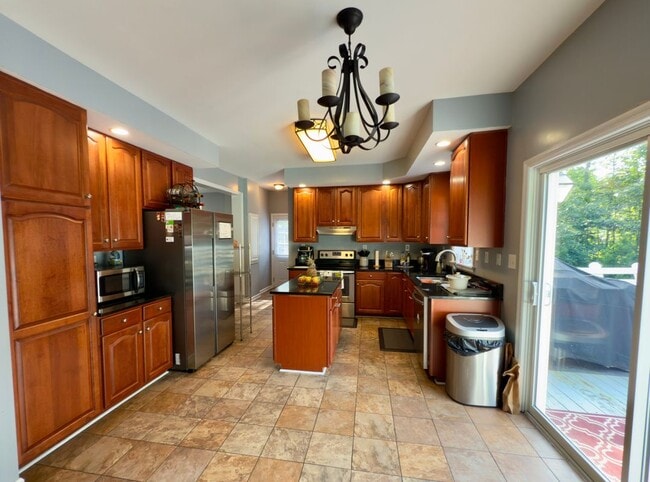 Building Photo - 864 Ridgemont Dr