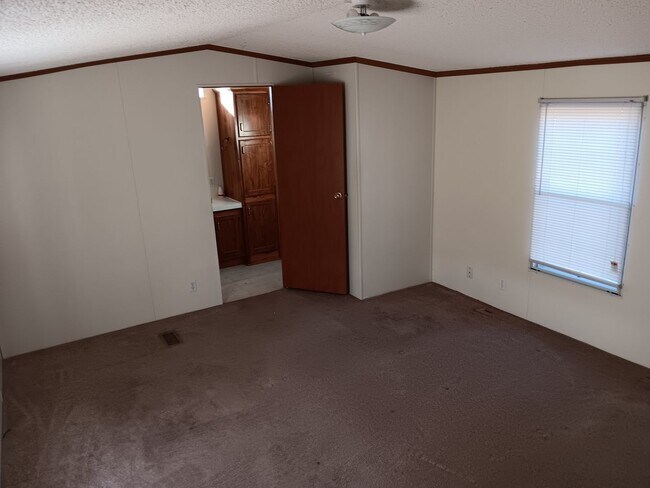 Building Photo - AVAILABLE NOW!