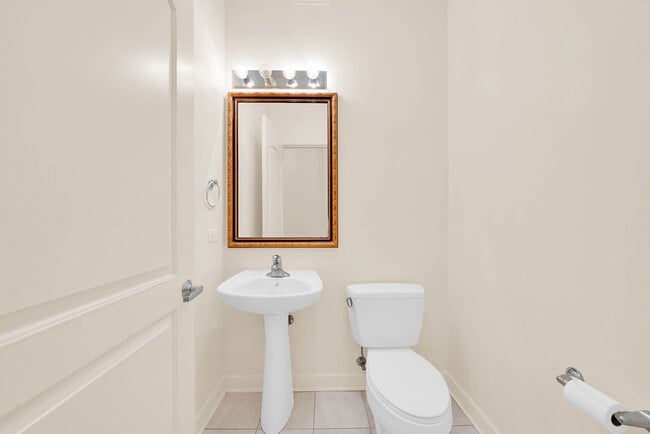 Building Photo - 450 E Waterside Dr