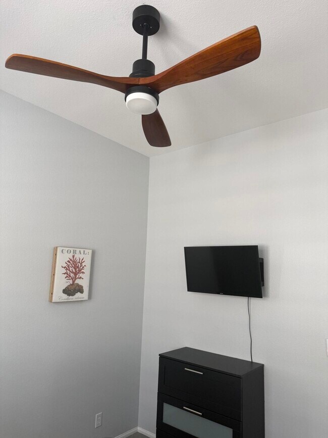 Building Photo - 54610 Avenida Alvarado