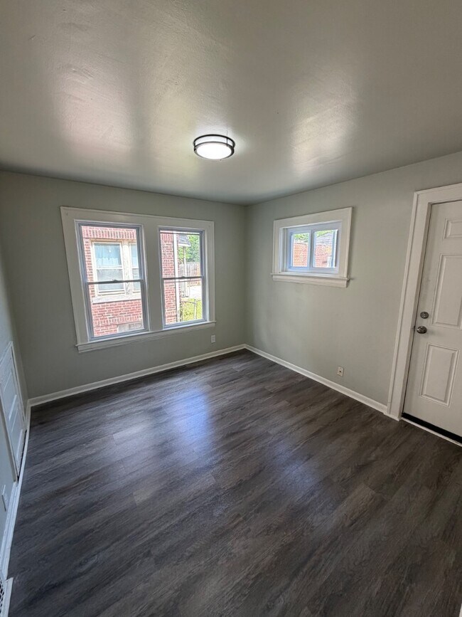 Building Photo - 929 Thornhill Dr
