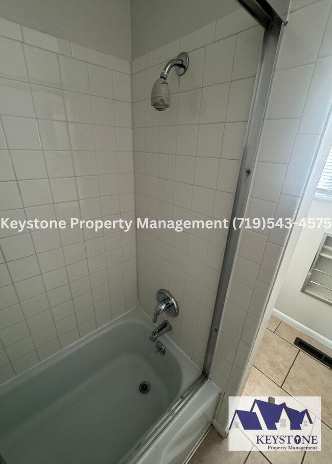 Building Photo - Nicely Updated! Northside Duplex 2 Bedroom...