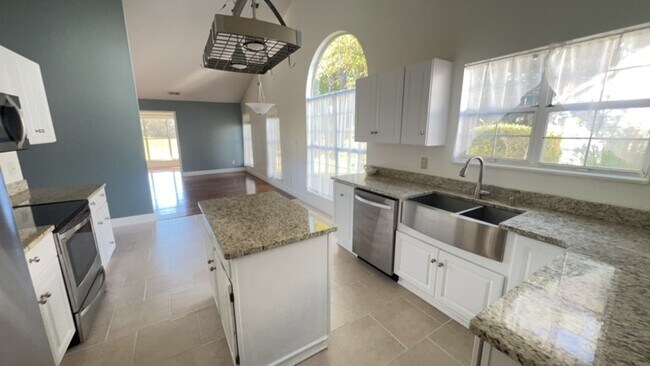 Building Photo - LIVE THE GOOD LIFE at this wonderful ranch...