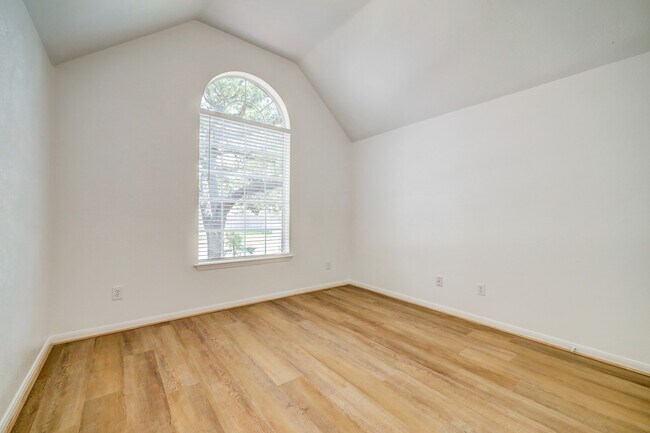 Building Photo - 1807 River Trail