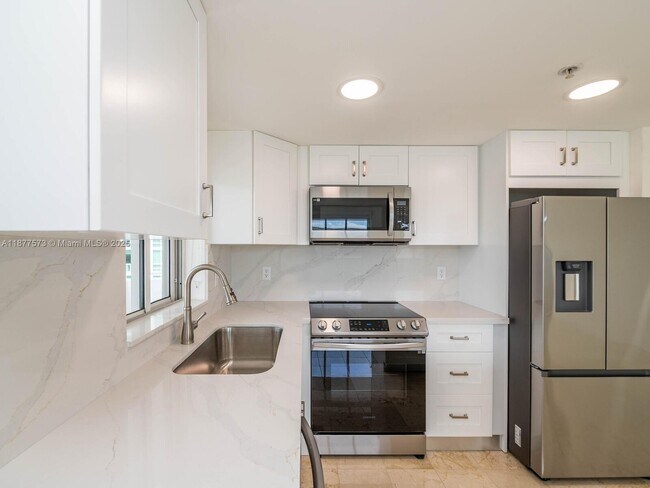 Building Photo - 1402 Brickell Bay Dr