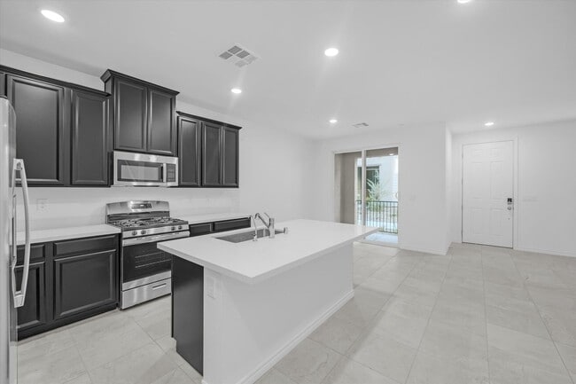 Building Photo - Iron Mountain Townhome with attached garage