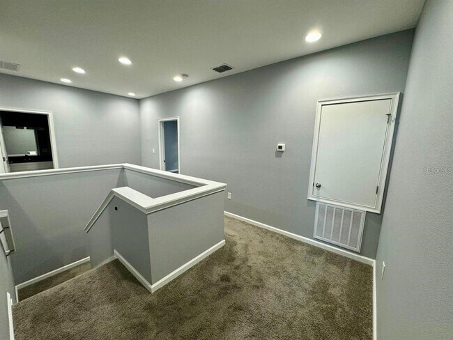 Building Photo - 930 Lakefront Village Dr