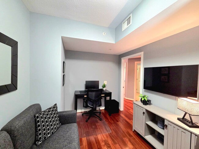 Building Photo - Stunning 1 BR + Den/1 BA Condo in Downtown!