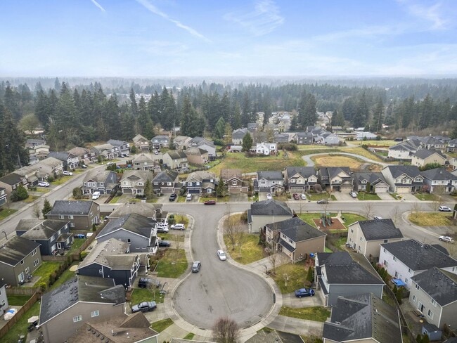 Building Photo - Spacious 4-Bed Puyallup Home For Rent | 3-Car Garage & Quick Commute to JBLM!