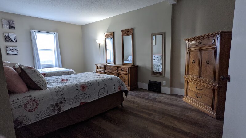 Building Photo - 902-904 W Locust St