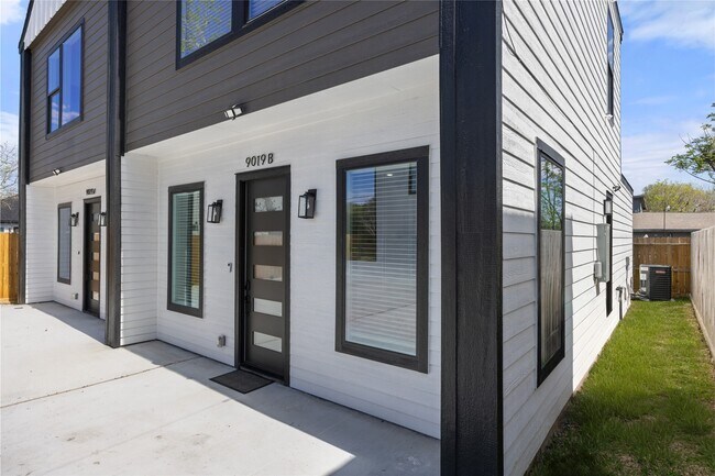 Building Photo - 9019 Comal St