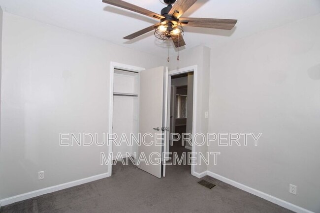 Building Photo - 1646 Raglan St