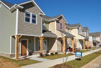 Building Photo - 3 Bedroom, 2.5 Bath Townhome in Cornerstone