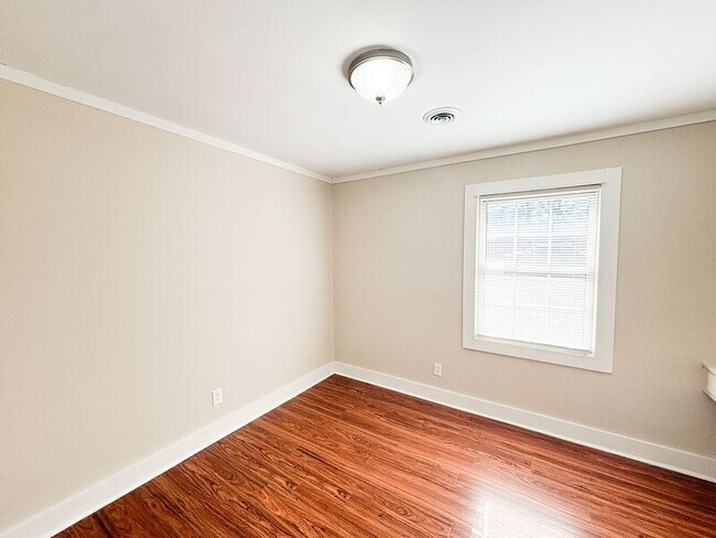 Building Photo - 14 Laurie St