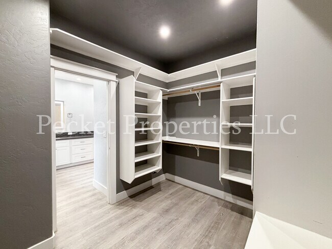 Building Photo - 874 E Forest Ridge Ct