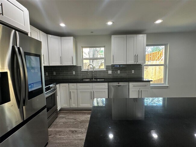 Building Photo - 908 Plateau Cir
