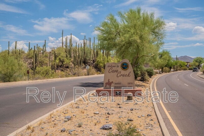 Building Photo - 6041 E Valley Way