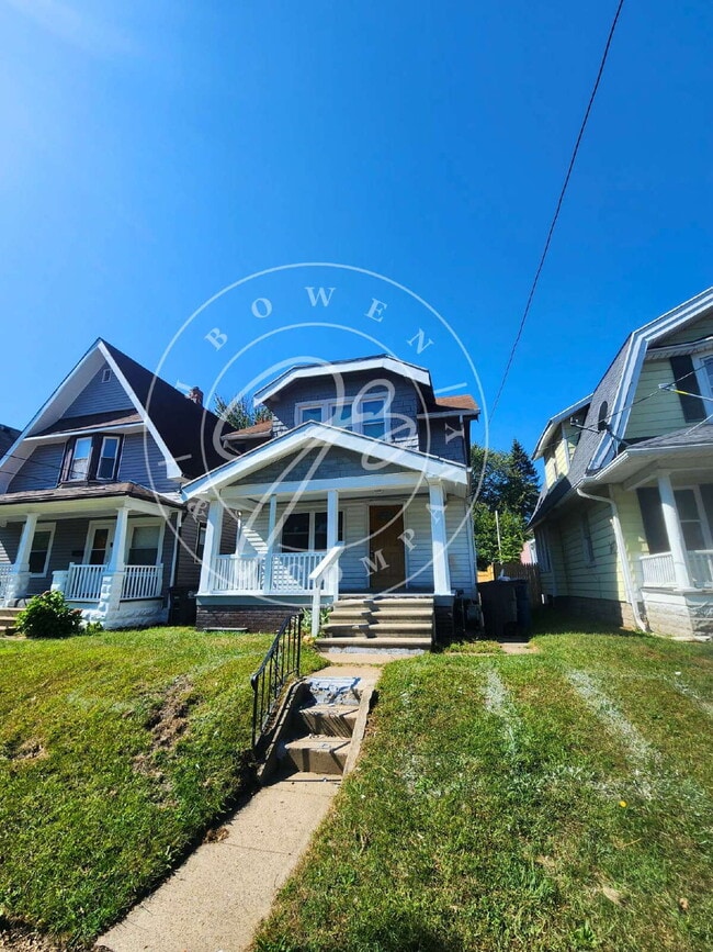 Primary Photo - Spacious 3 bed with bonus room and shower ...