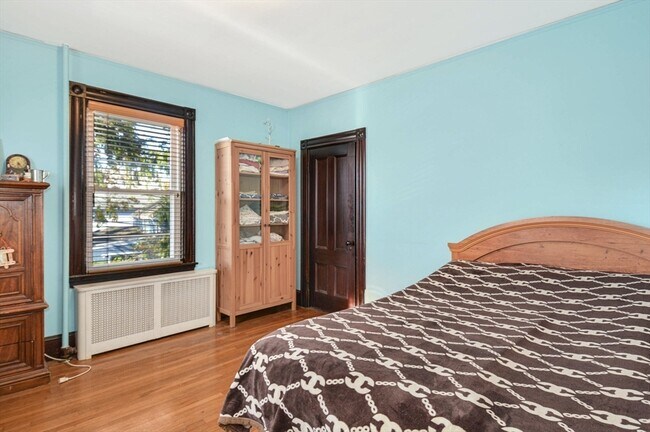 Building Photo - 10 Middle St