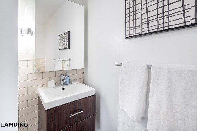 Building Photo - 933 McGee St