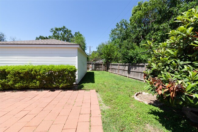 Building Photo - 8826 Roos Rd