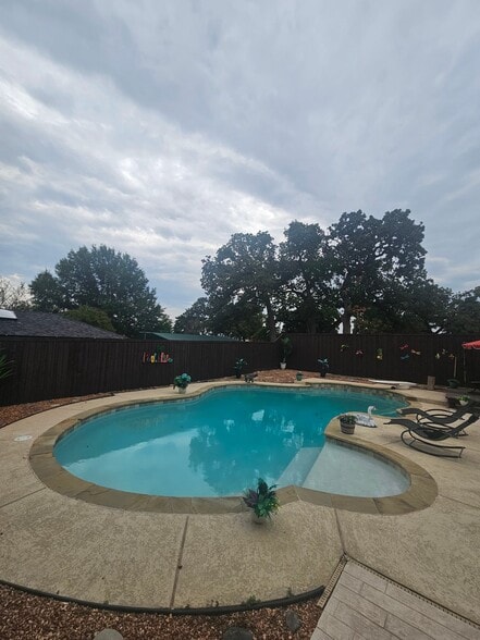 Building Photo - 2020 Oakmeadow St