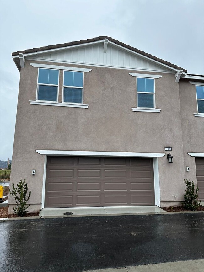 Primary Photo - 1 Year Old Lenner 3 Bedroom + Loft Condo i...