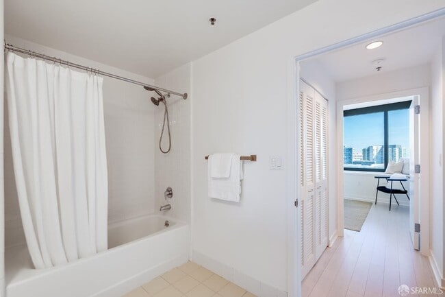 Building Photo - 260 King St