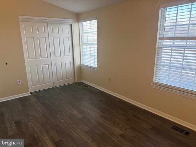 Building Photo - 8910 Pembrook Woods