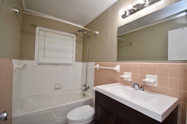 Building Photo - 3 Bedroom 1 Bath with lots of Updates!