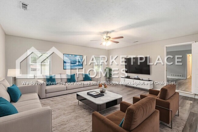 Building Photo - 4901 Mockingbird Ln