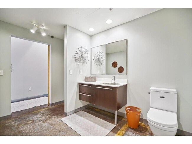 Building Photo - 700 N Washington Ave