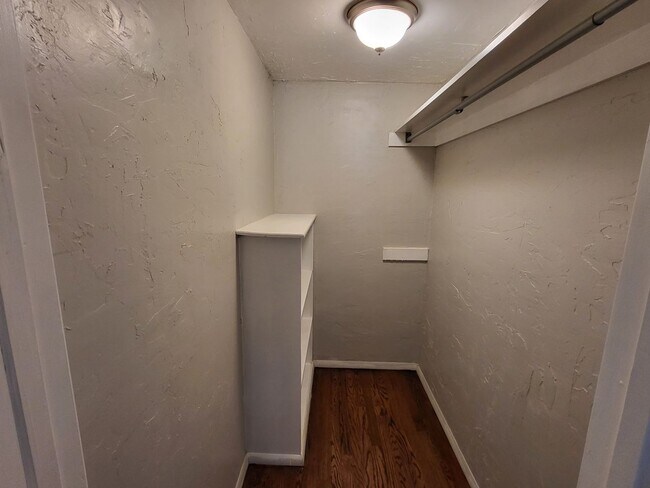 Building Photo - Beautiful 3 bedroom house with granite countertops and central heat and air