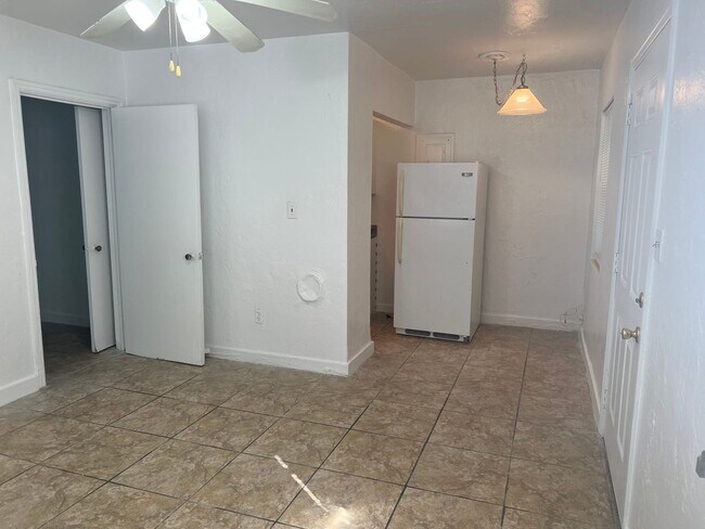 Building Photo - 879 Campus Cir