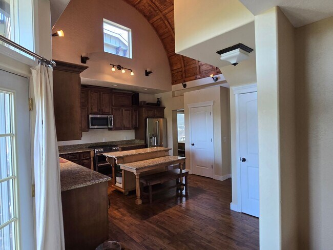 Building Photo - 3 bed 2.5 bath  Home for Rent in Grants Pass