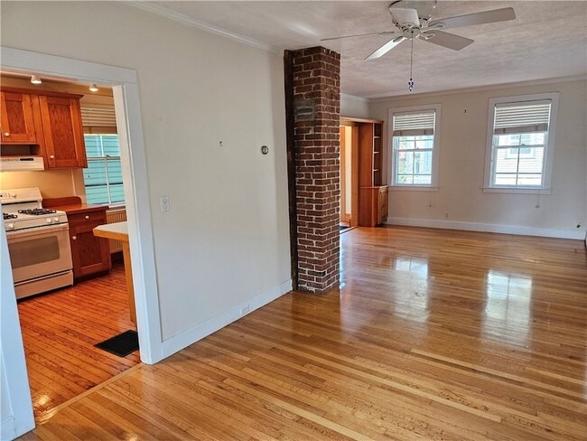 Building Photo - 10 Cherry St