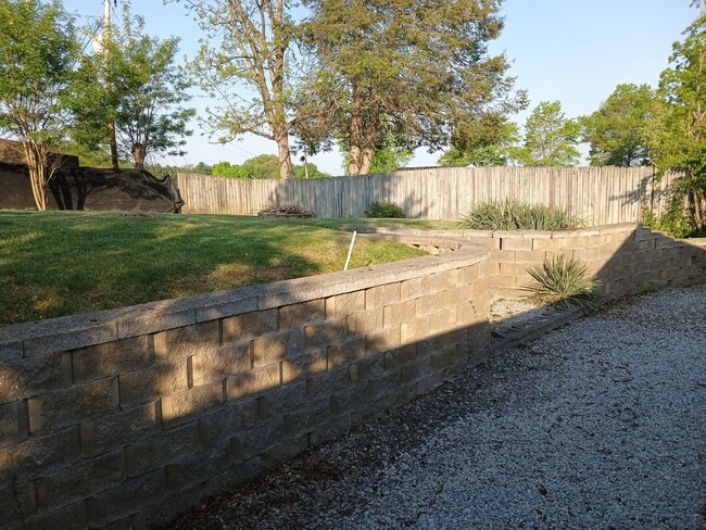 Building Photo - 3 Bedroom / 1 Bath Home - Johnson City, TN