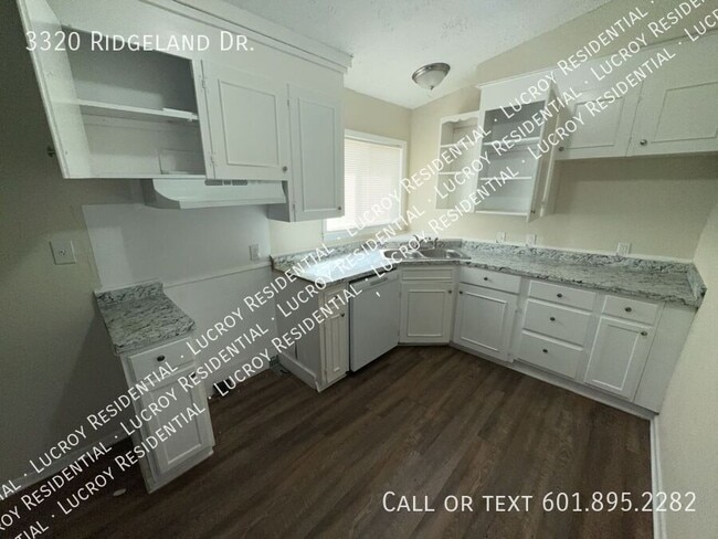 Building Photo - 3320 Ridgeland Dr