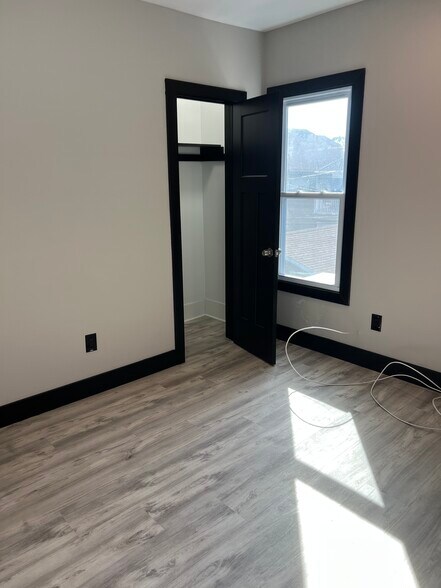 Building Photo - 129 Kensington Ave