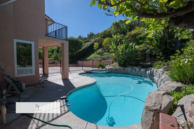 Building Photo - Stunning Remodeled Home in Walnut Valley U...