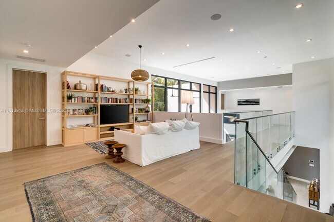Building Photo - 4094 Park Ave