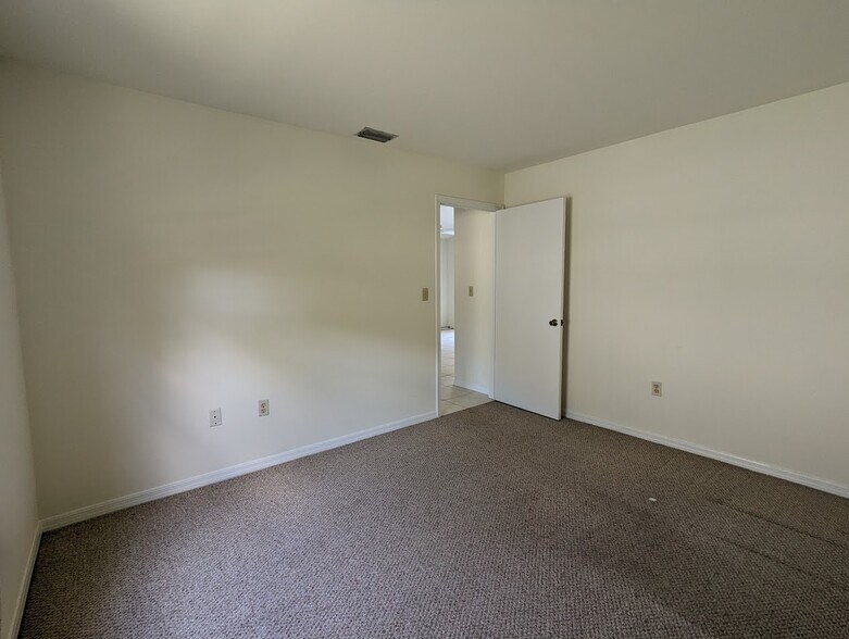 Building Photo - 9961 Boca Ave N