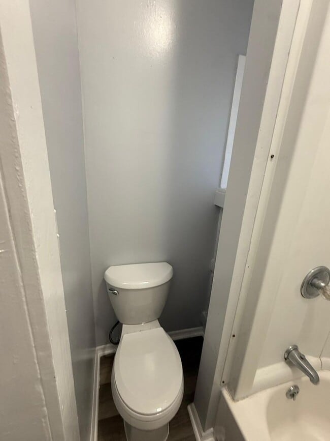 Building Photo - 140 E 5th St