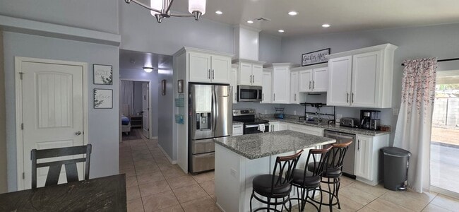 Building Photo - 624 S Vaughn Ave