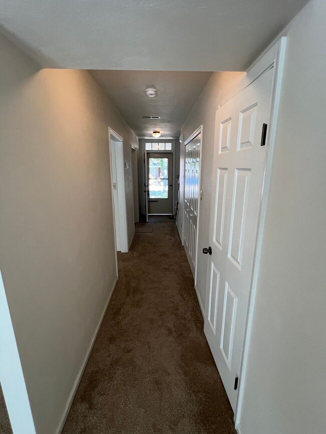 Building Photo - Large spacious Townhouse just blocks from ...