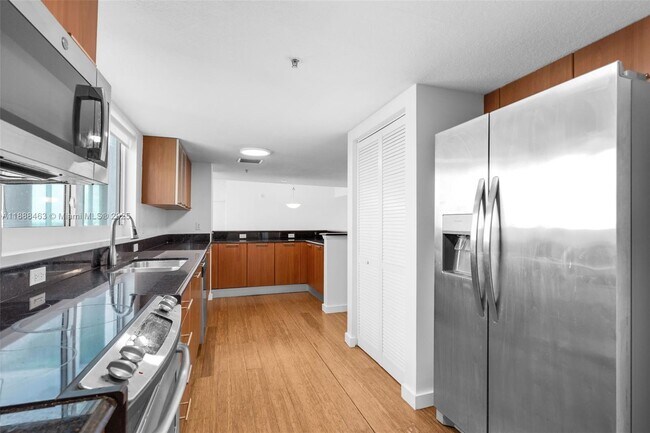 Building Photo - 1800 N Bayshore Dr